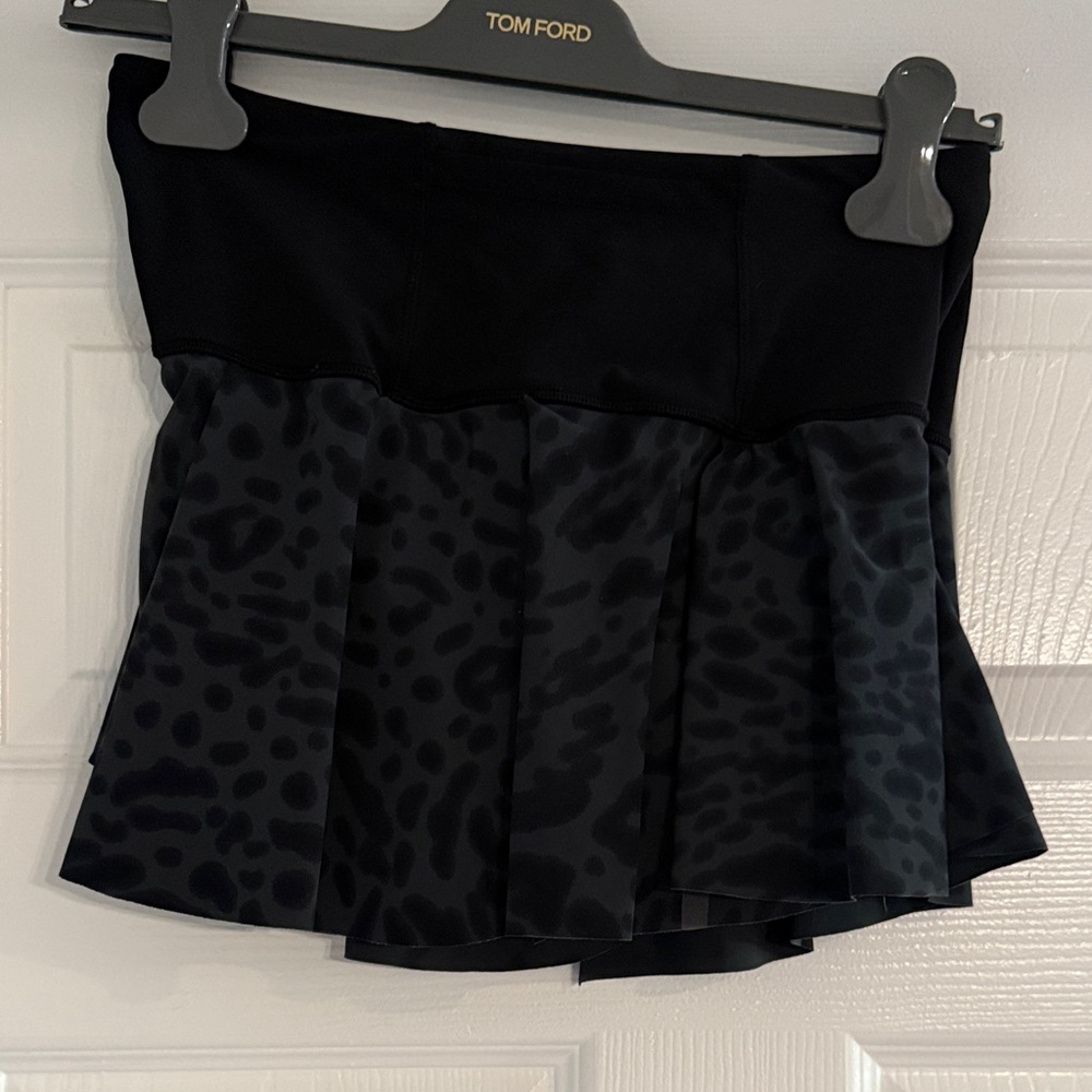 EUC Lululemon animal print skirt size 4